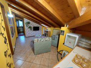 an overhead view of a kitchen in a house at La maison di Gio & Gio in Olgiate Comasco