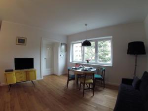 Televízia a/alebo spoločenská miestnosť v ubytovaní Apartament Black & White w Centrum Gdyni III