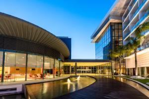 an external view of a building with a courtyard at Lagoas Park Hotel in Oeiras