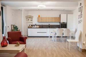 een keuken en een woonkamer met een tafel en stoelen bij Masseria Piana Cimino in Pietra Montecorvino