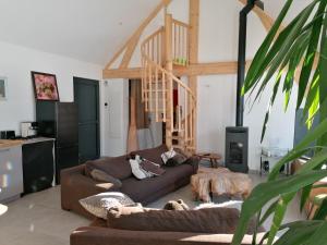 Telewizja i/lub zestaw kina domowego w obiekcie Maison dans parc clôturé