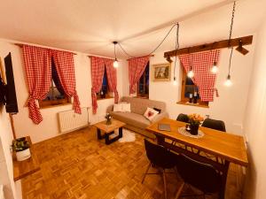 摩拉瓦托普利采的住宿－Moravska iža，客厅配有沙发和桌子