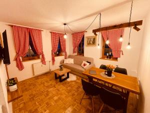 sala de estar con sofá y mesa en Moravska iža, en Moravske Toplice