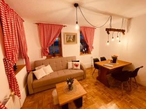 摩拉瓦托普利采的住宿－Moravska iža，客厅配有沙发和桌子