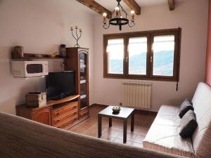 a living room with a couch and a tv at Casa Tomaso - Turismo Rural in Reperos