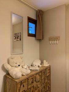 un osito de peluche sentado en un estante en una habitación en Font -Romeu : Beau T4 avec parking, terrasse et vue, en Font-Romeu-Odeillo-Via