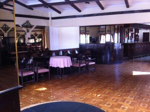 ein Esszimmer mit einem weißen Tisch und Stühlen in der Unterkunft Hotel La Joya in La Paz
