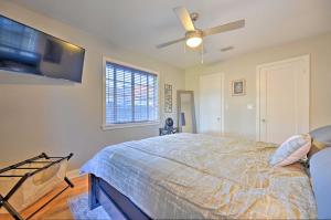 um quarto com uma cama e uma ventoinha de tecto em Winter Haven Abode Near Lakes and Attractions em Winter Haven