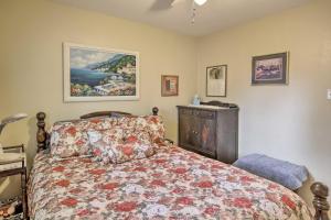 Ένα ή περισσότερα κρεβάτια σε δωμάτιο στο Home 1 Mi to University of Texas Relax Fireside!