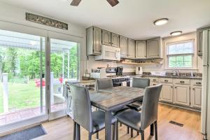 una cocina con mesa y sillas de madera en Home on Chesapeake Bay Large Yard, Fire Pit, en Onancock