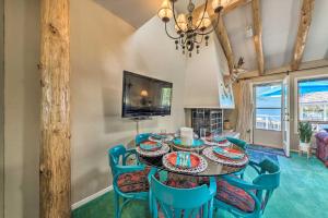 comedor con mesa y sillas en Eclectic Home with Deck 4 Miles to Ski Cloudcroft!, en Cloudcroft