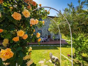 Elle offre une vue sur un jardin agrémenté de roses orangées. dans l'établissement Residence al Foionco, à Lucques