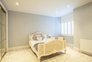 a bedroom with a white bed and a window at Stylish 2 Bedroom Apartment In Park Circus, West End in Glasgow