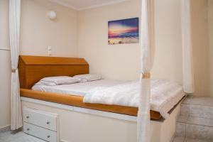 A bed or beds in a room at Maria's Little apartment