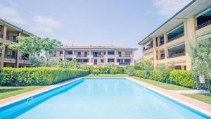 una piscina di fronte a un edificio di Colombare Suite - Italian Homing a Sirmione