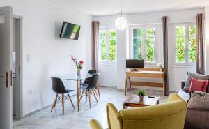 een woonkamer met een tafel en stoelen bij Sunny apartment on the 2nd floor in bohemian Psiri in Athens' historic center-In Vivo Apartments in Athene