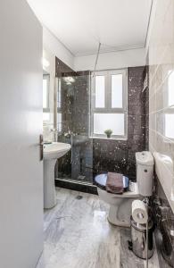 een badkamer met een toilet, een wastafel en een douche bij Sunny apartment on the 2nd floor in bohemian Psiri in Athens' historic center-In Vivo Apartments in Athene
