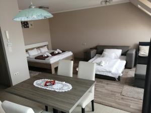 Postel nebo postele na pokoji v ubytování Zafírgyöngy Apartmanok