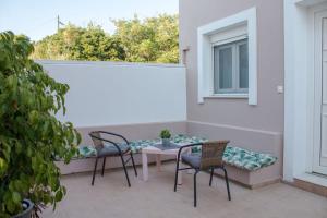 A balcony or terrace at Maria's Little apartment