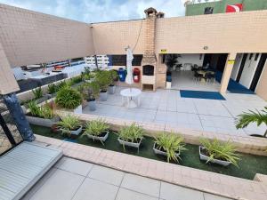an overhead view of a courtyard with plants at No melhor da Jatiuca in Maceió