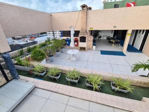 una vista aérea de un patio con plantas en No melhor da Jatiuca, en Maceió