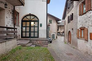 un callejón con una puerta en un edificio en Lago delle Rane, en Baselga di Pinè