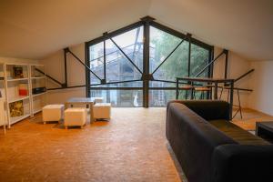Villa Ravissant loft avec piscine intérieure chauffée, Netflix, homme  cinéma, Melun, France - Booking.com
