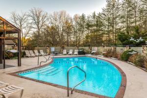 Swimming pool sa o malapit sa Fairway Getaway