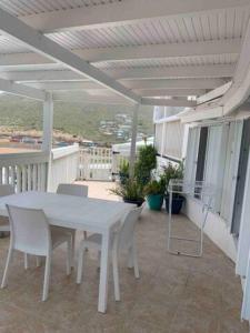 En balkong eller terrasse på 5 min de Baie Orientale-vue magique, Idolem résidence unité 14 - 57 Rue du Mont Vernon 1