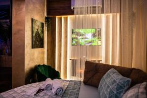 Cette chambre comprend un lit et une fenêtre avec des rideaux. dans l'établissement Adriatic Spa, à Novi Sad 14 autres photos