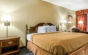 Quality Inn & Conference Centerにあるベッド