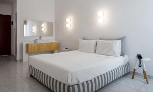 Кровать или кровати в номере Alkistis Beach Hotel - Adults Only
