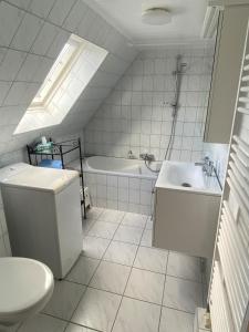 łazienka z umywalką, wanną i toaletą w obiekcie Ferienwohnung Schröder - 2347 w mieście Bünsdorf