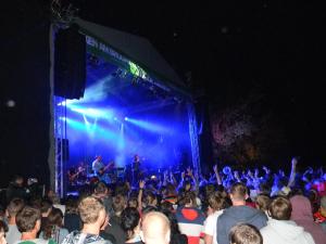 uma multidão a ver uma banda num palco em Hotel Waldmühle em Elend
