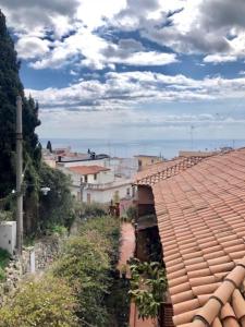 vistas a la ciudad desde el techo de un edificio en Taormina Casa Sarina en Taormina