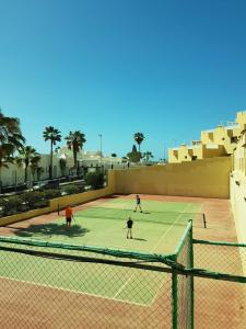 コスタ・カルマにあるApartment Los Hibiscosのテニスコートの一団