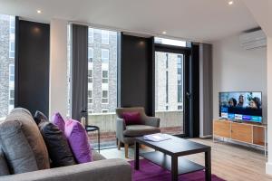 TV a/nebo společenská místnost v ubytování Pillo Rooms Serviced Apartments - Manchester