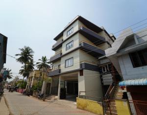 un edificio al lado de una calle en MOSHIS NEST, en Madurai