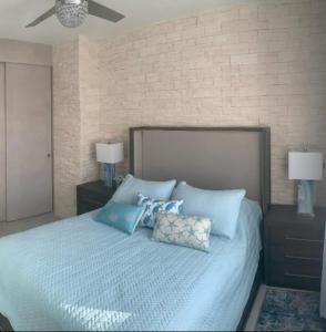 Postel nebo postele na pokoji v ubytování NEW Luxury Penthouse with Jacuzzi, BBQ and 4 Free private beach passes!