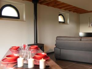 Część wypoczynkowa w obiekcie Gîte rénové avec terrasse, poêle à bois et Wifi à Chapeau - FR-1-489-79