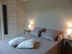 Łóżko lub łóżka w pokoju w obiekcie Gîte rénové avec terrasse, poêle à bois et Wifi à Chapeau - FR-1-489-79