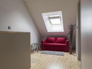 Część wypoczynkowa w obiekcie Gîte rénové avec terrasse, poêle à bois et Wifi à Chapeau - FR-1-489-79