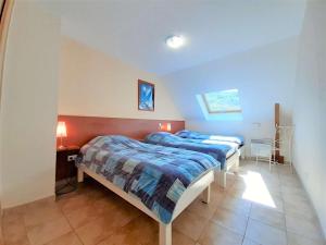 מיטה או מיטות בחדר ב-Appartement Saint-Lary-Soulan, 4 pièces, 9 personnes - FR-1-457-181