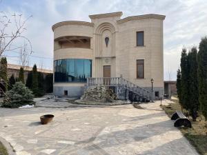 een groot gebouw met een trap ervoor bij My Villa in Jerevan