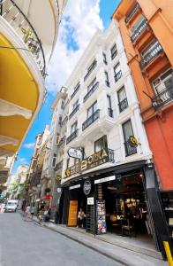 um edifício branco alto com um cartaz para uma loja em Orka Taksim Suites & Hotel em Istambul