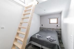 เตียงในห้องที่ Cottage, SleepWell, Pyhäranta, sauna, lakeside