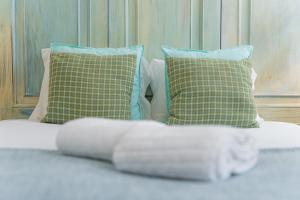 1 cama con 2 almohadas y manta blanca en GuestReady - Riber Porto Apts, en Oporto 193 fotos más