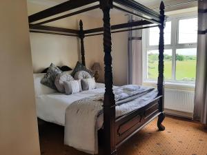 A bed or beds in a room at Cadwgan House
