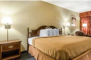 サマセットにあるQuality Inn & Conference Centerのベッドと机があるホテルの部屋 +36枚の写真