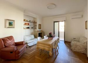 sala de estar con mesa de centro y sofá en ARMONIE Salesiani Lecce en Lecce